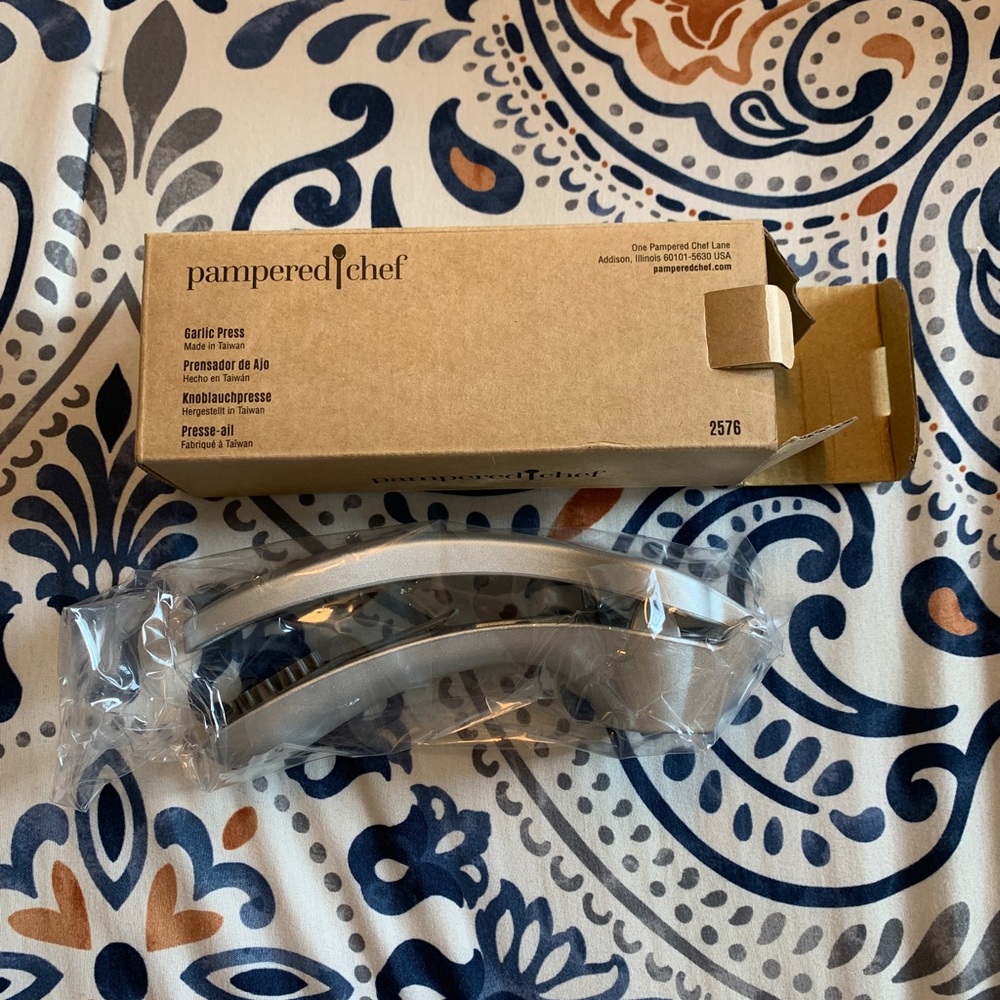 NEW, in Box & Sealed Pampered Chef Garlic Press